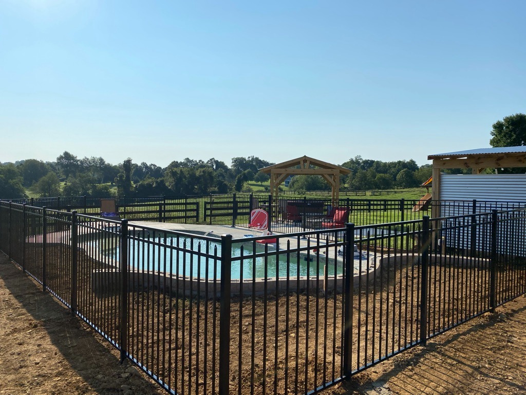 Staggered Spear Top Aluminum Fence